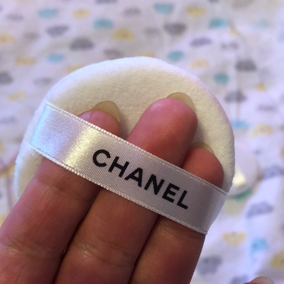 CHANEL Velour Puff - Picture 4 of 5
